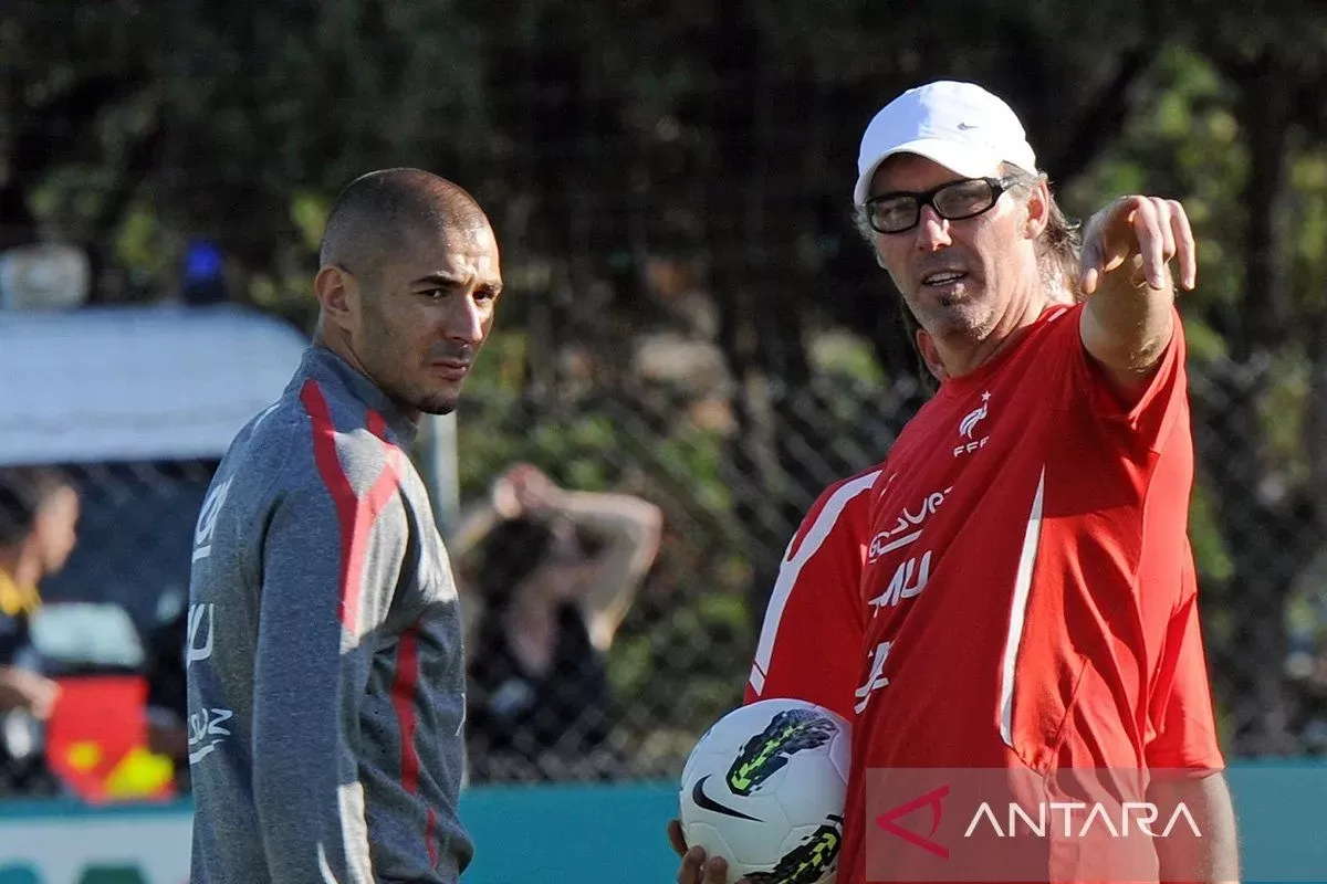 Laurent Blanc bersama Karim Benzema pada 2011. ANTARA/AFP/Pascal Guyot/aa. 