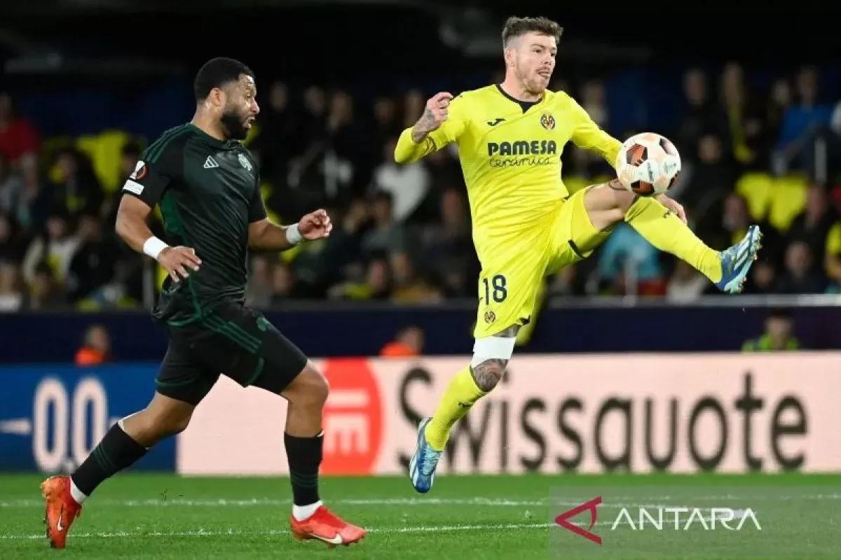 Gelandang Panathinaikos asal Belanda #52 Tonny Vilhena menantang bek Villarreal Spanyol #18 Alberto Moreno selama putaran pertama grup F Liga Europa UEFA antara Villarreal CF dan Panathinaikos.